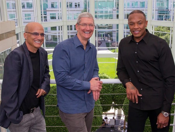 Jimmy Iovine, Tim Cook et Dr Dre lors du rachat de Beats
